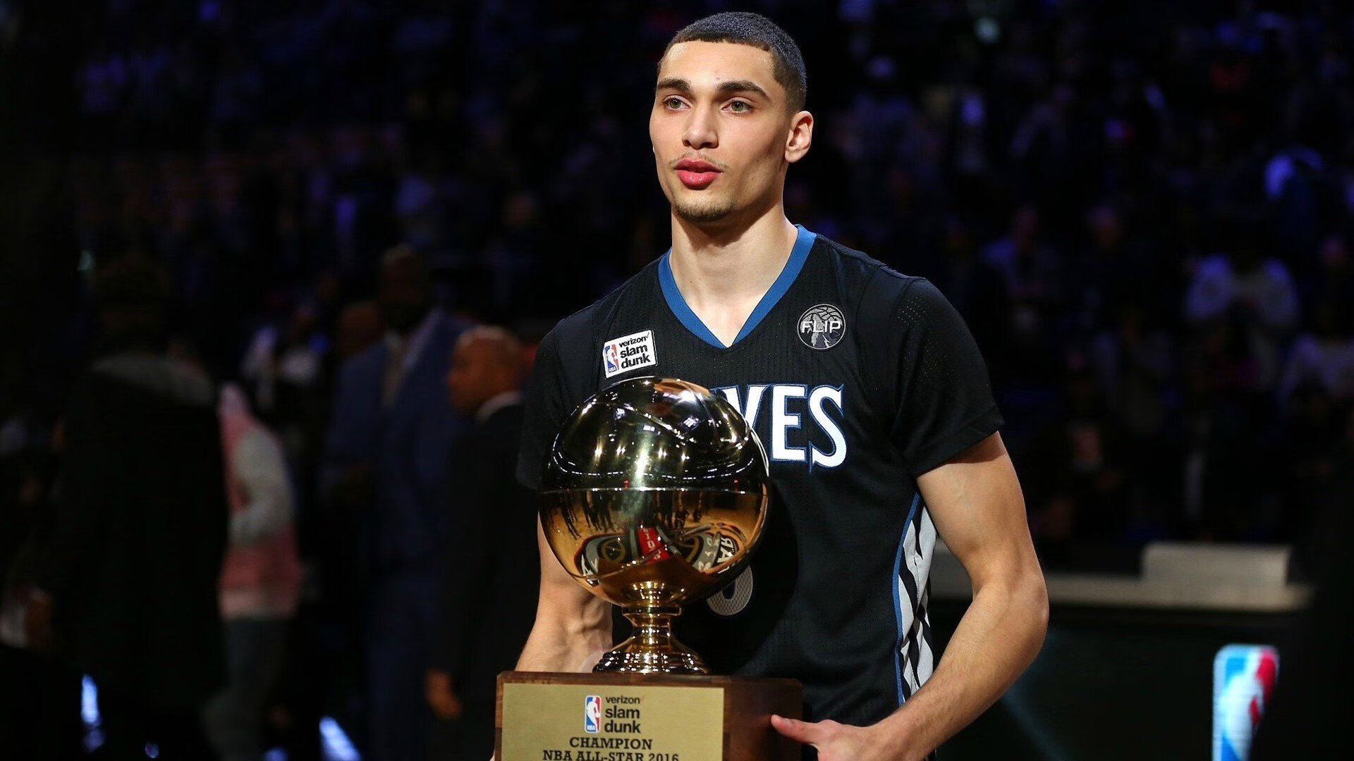 Scout焦点对战,JackeyLove与30激战DWG分钟,领先优势明显胜负难料!赢得满堂喝彩